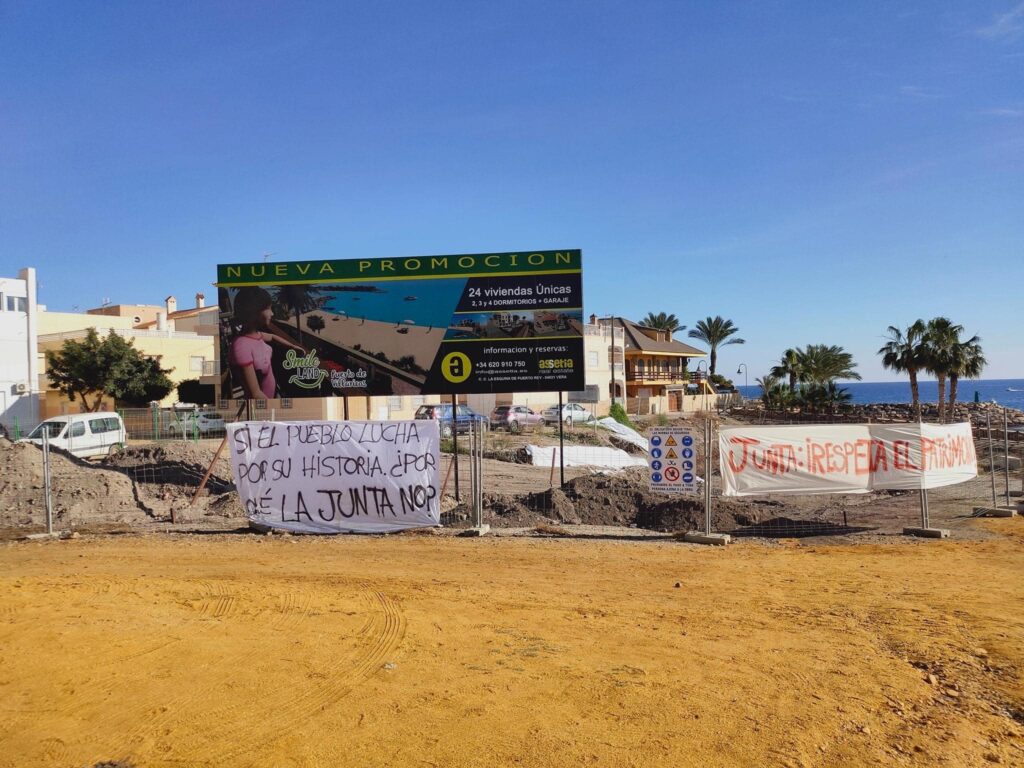 Cartel de la promoción de viviendas que pretenden construir sobre una parte de Baria