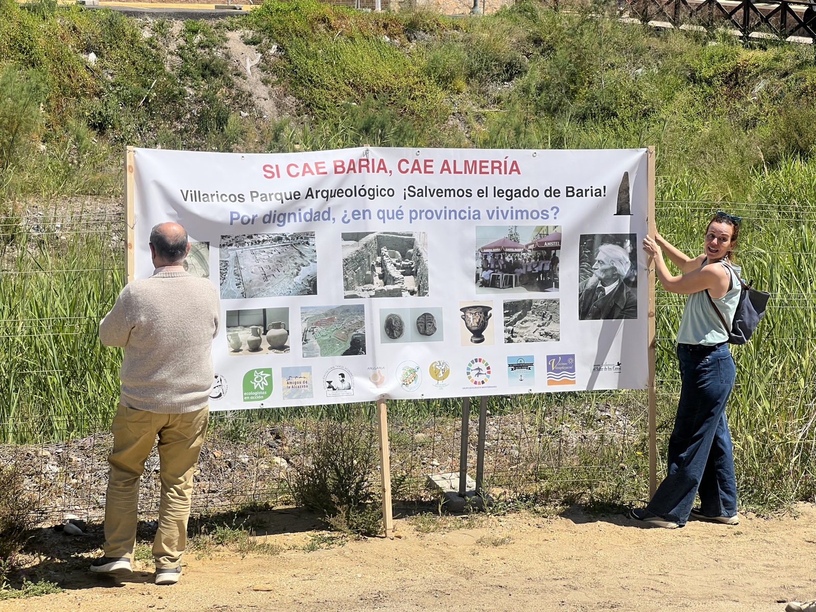 Izado de la pancarta «Si cae Baria, cae Almería»